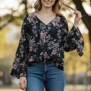 Cupcakes And Cashmere Nadette Bell Sleeve Floral Blouse small